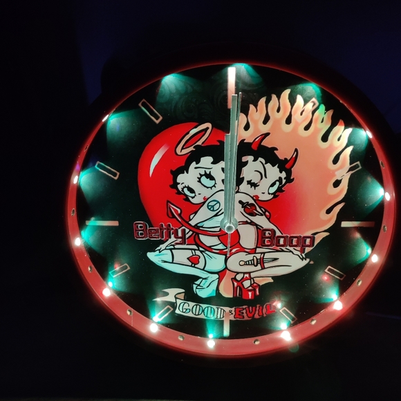COPY - Betty Boop Good n Evil angel wall clock with led lights - Picture 11 of 14